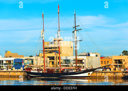 Dutch Tall navi ancorate wharf Porto vecchio fiume barche a vela Barche storiche repliche replica Port Adelaide Australia del Sud il pesce Foto Stock