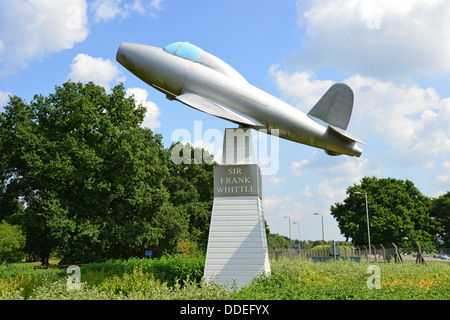 Un monumento per il Gloster E.28/39 aeromobili, al di fuori di Farnborough Airport, Farnborough, Hampshire, Inghilterra, Regno Unito Foto Stock