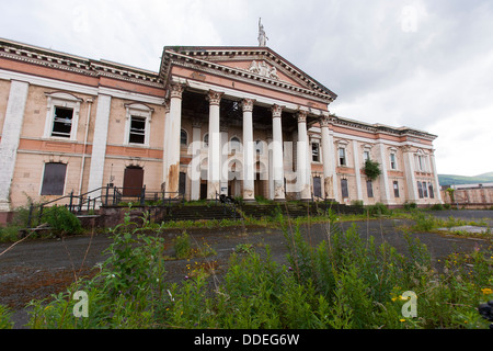 Il abbandonato Crumlin road courthouse nella parte occidentale di Belfast è protetto da ringhiere in ferro. Si tratta di un'icona di disordini. Foto Stock