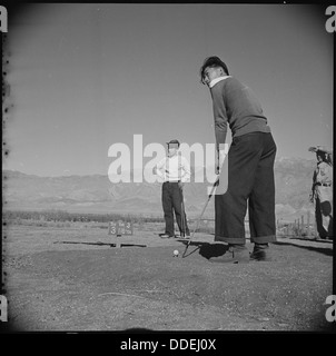 Manzanar Relocation Center, Manzanar, California. Gli appassionati di golf di godere di un piacevole gioco di golf . . . 536945 Foto Stock