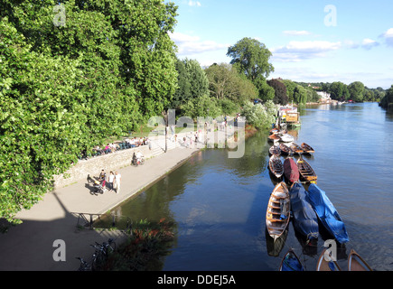 Persone rilassante per una serata estiva accanto al Fiume Tamigi a Richmond, Londra Foto Stock