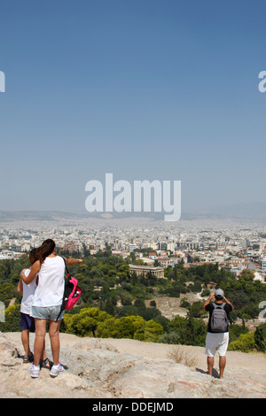 I turisti sulla roccia di areopagos e vista del Tempio di Efesto, Atene, Attica, Grecia Foto Stock