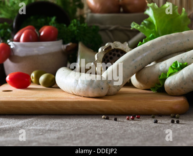 Salsiccia bavarese e verdure su un tavolo da cucina Foto Stock