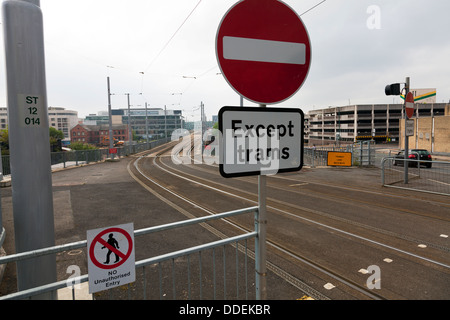 Nessuna voce tranne i tram cartello stradale con nessun ingresso non autorizzato segno Nottingham City Centre NOTTINGHAMSHIRE REGNO UNITO Inghilterra Foto Stock