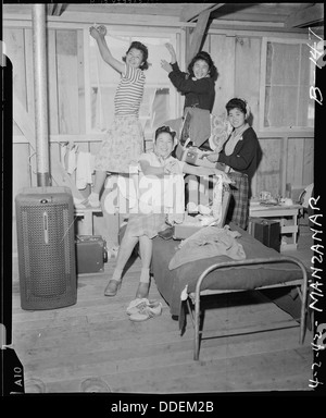 Manzanar Relocation Center, Manzanar, California. Disimballaggio nei loro quartieri a questa guerra Relocatio . . . 536895 Foto Stock