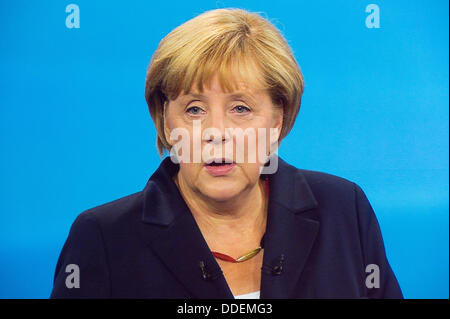 Berlin-Adlershof, Germania. 01 Sep, 2013. (SCREENSHOT) Gli ospiti guardare la TV solo dibattito elettorale tra il cancelliere tedesco Angela Merkel (CDU) e il Partito Socialdemocratico top candidato Peer Steinbrueck presso lo studio televisivo di Berlin-Adlershof, Germania, 01 settembre 2013. Foto: MAURIZIO GAMBARINI/dpa/Alamy Live News Foto Stock