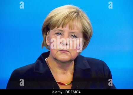 Berlin-Adlershof, Germania. 01 Sep, 2013. (SCREENSHOT) Gli ospiti guardare la TV solo dibattito elettorale tra il cancelliere tedesco Angela Merkel (CDU) e il Partito Socialdemocratico top candidato Peer Steinbrueck presso lo studio televisivo di Berlin-Adlershof, Germania, 01 settembre 2013. Foto: MAURIZIO GAMBARINI/dpa/Alamy Live News Foto Stock