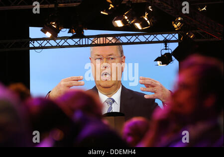 Berlin-Adlershof, Germania. 01 Sep, 2013. Gli ospiti invitati guardare la TV solo dibattito elettorale tra il cancelliere tedesco Angela Merkel (CDU) e il Partito Socialdemocratico top candidato Peer Steinbrueck presso lo studio televisivo di Berlin-Adlershof, Germania, 01 settembre 2013. Foto: HANNIBAL HANSCHKE/dpa/Alamy Live News Foto Stock