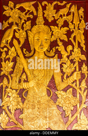 Ornamento della porta di legno del tempio thailandese in Ubosot Wat Buak Krok Luang , Chiangmai Thailandia Foto Stock