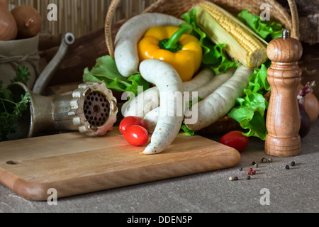 Salsiccia bavarese e verdure su un tavolo da cucina Foto Stock