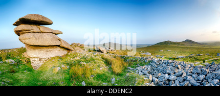 Il picco di Showery Tor appena a nord di Roughtor vicino a Camelford in Bodmin Moor in Cornovaglia Foto Stock