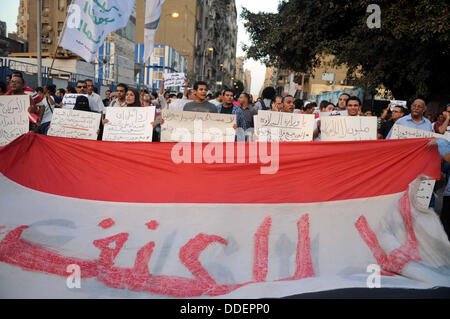 Il Cairo, Egitto. 01 Sep, 2013. I dimostranti egiziani gridare slogan contro l'amministrazione USA prima di un Arabo riunione dei Ministri degli Esteri, il campionato s sede al Cairo, Egitto, 01 settembre 2013. La riunione è prevista per concentrarsi sulla crisi siriana. Il Segretario di Stato americano John Kerry detto su 01 Settembre che noi azione militare contro la Siria è possibile senza l'approvazione del Congresso degli Stati Uniti © ZUMA Press, Inc./Alamy Live News Foto Stock