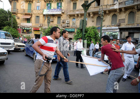 Il Cairo, Egitto. 01 Sep, 2013. I dimostranti egiziani gridare slogan contro l'amministrazione USA prima di un Arabo riunione dei Ministri degli Esteri, il campionato s sede al Cairo, Egitto, 01 settembre 2013. La riunione è prevista per concentrarsi sulla crisi siriana. Il Segretario di Stato americano John Kerry detto su 01 Settembre che noi azione militare contro la Siria è possibile senza l'approvazione del Congresso degli Stati Uniti © ZUMA Press, Inc./Alamy Live News Foto Stock