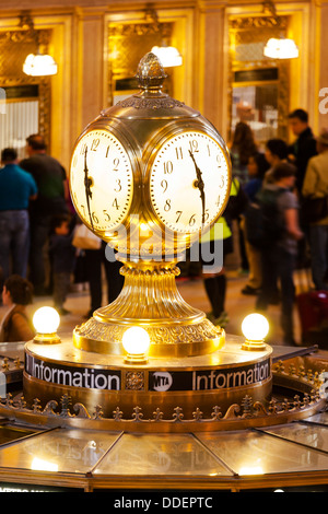 Orologio in oro sulla parte superiore della centrale stand informazioni, la Grand Central Station, NYC, STATI UNITI D'AMERICA Foto Stock