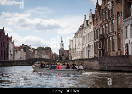 Sightseeingt barca in uno dei canali di Bruges in Belgio Foto Stock