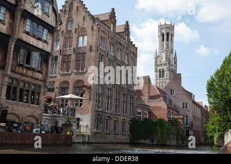 Uno dei canali di Bruges in Belgio con il santo basilica del sangue (heilig bloedbasiliek) in background) Foto Stock