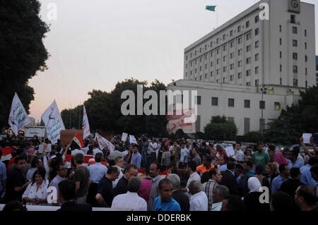 Il Cairo, Egitto. 01 Sep, 2013. I dimostranti egiziani gridare slogan contro l'amministrazione USA prima di un Arabo riunione dei Ministri degli Esteri, il campionato s sede al Cairo, Egitto, 01 settembre 2013. La riunione è prevista per concentrarsi sulla crisi siriana. Il Segretario di Stato americano John Kerry detto su 01 Settembre che noi azione militare contro la Siria è possibile senza l'approvazione del Congresso degli Stati Uniti © ZUMA Press, Inc./Alamy Live News Foto Stock