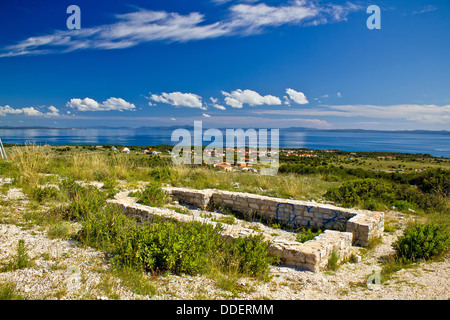 Isola di Vir chiesa sulla collina rovine, con il mare Adriatico visualizzazione orizzontale Foto Stock