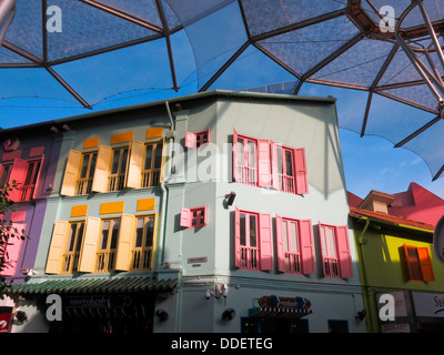 Colorati edifici coloniali storici interno Clarke Quay in Singapore Foto Stock