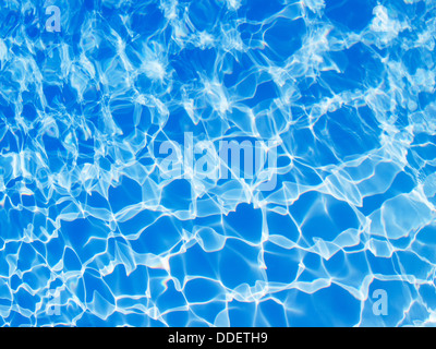 Bella piscina chiara acqua riflettente nel sun Foto Stock