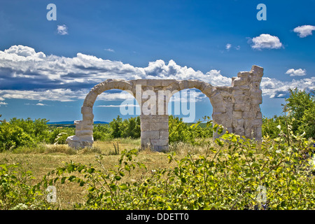 Antico Romano Burnum sito archeologico, remainf di una legione romana camp in Dalmazia, Croazia Foto Stock