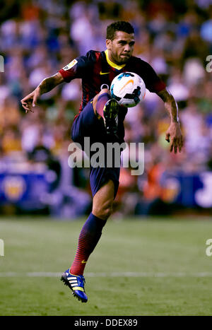 Valencia, Spagna. 01 Sep, 2013. Defender Dani Alves del FC Barcelona controlla una palla alta durante la spagnola La Liga gioco tra Valencia e Barcellona dal Mestalla stadio. Credito: Azione Sport Plus/Alamy Live News Foto Stock