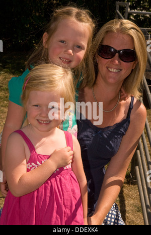 Giovane 39 anni vecchia madre con i suoi 2 figlie (5 & 3 anni) durante una giornata fuori, Farnham, Surrey, Regno Unito. Foto Stock