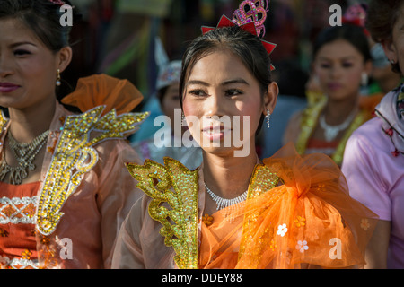 Le donne in un festival per iniziazione di giovani monaci Mandalay Birmania Foto Stock