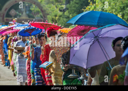 Le donne in un festival per iniziazione di giovani monaci Mandalay Birmania Foto Stock