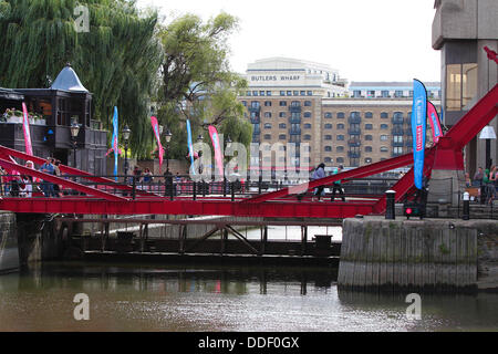 Londra, Regno Unito. 01 Sep, 2013. Londra è a ospitare la data di inizio e fine del 2013-14 edizione di The Clipper il giro del mondo in barca a vela, lasciando la capitale il 1 settembre 2013 e non tornare fino a Luglio 2014 dopo racing 40.000 miglia visitando 14 porte su sei continenti con la più lunga del mondo Ocean race. La manifestazione vedrà il debutto della terza generazione Clipper 70 ocean racing yacht, che era stato lanciato quest'anno a St Katharine Docks. © Ashok Saxena/Alamy Live News Foto Stock