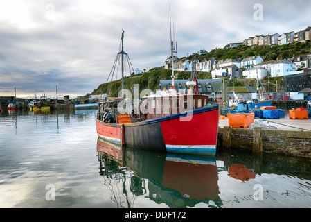 Vecchio di legno barca da pesca ormeggiate nel porto di Mevagissey in Cornovaglia Foto Stock