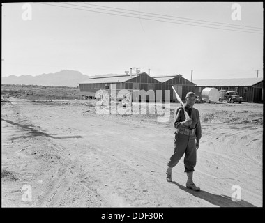 Una sentinella militare fa la guardia al campo di internamento del Poston in Arizona, impedendo ai civili di entrare nella sala caos del Poston 1 durante la seconda guerra mondiale Foto Stock