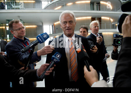 Berlino, Germania. 02Sep, 2013. Il ministro dei Trasporti tedesco Peter Ramsauer (CSU) va a un non-riunione pubblica del comitato di traffico in Paul-Loebe-Haus a Berlino, Germania, 02 settembre 2013. Il comitato discute la affidabilità del traffico ferroviario dopo la carenza di personale nella torre del segnale alla stazione centrale di Magonza. Foto: RAINER JENSEN/dpa/Alamy Live News Foto Stock