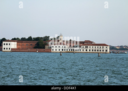 Torri e costruzione dell'università sull'isola di San Servolo a Venezia Foto Stock