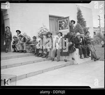 Salinas, California. Agli sfollati di ascendenza giapponese in attesa per il bus che li porterà a . . . 536194 Foto Stock