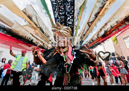 La gente ballare e prendendo parte alla parata al carnevale di Notting Hill Foto Stock