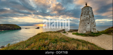 Il vecchio faro di Portreath in Cornovaglia noto anche come Pepperpot, una volta è stata utilizzata come Huer Capanna Foto Stock