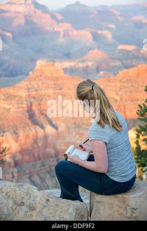 Giovane donna schizzo del Grand Canyon Foto Stock