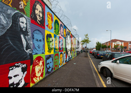 Murali politico colorfully dipinta su un muro a Belfast, Irlanda del Nord Foto Stock