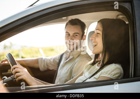 Happy time insieme - giovane in auto a cantare canzone Foto Stock