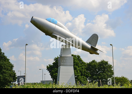 Un monumento per il Gloster E.28/39 aeromobili, al di fuori di Farnborough Airport, Farnborough, Hampshire, Inghilterra, Regno Unito Foto Stock