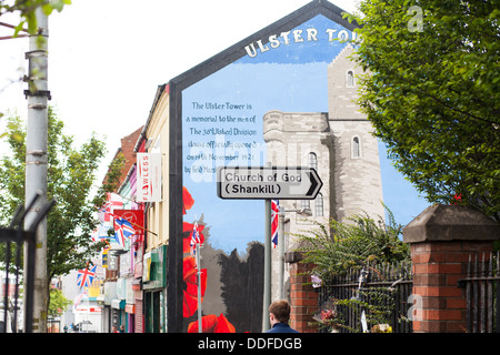 Murali sulle protestante del west Belfast celebrare vittorie e dei martiri dei guai irlandese Foto Stock