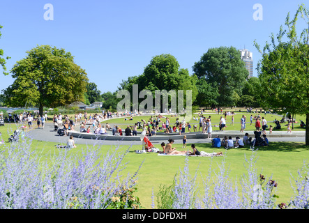 Diana, principessa di Galles fontana commemorativa in Hyde Park, London, England, Regno Unito Foto Stock