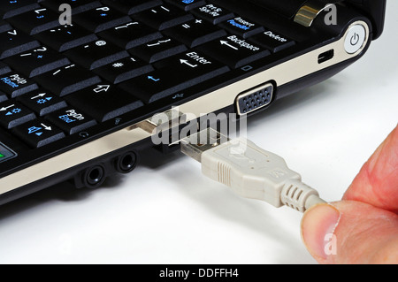 Il cavo USB è collegato a lato del netbook. Foto Stock