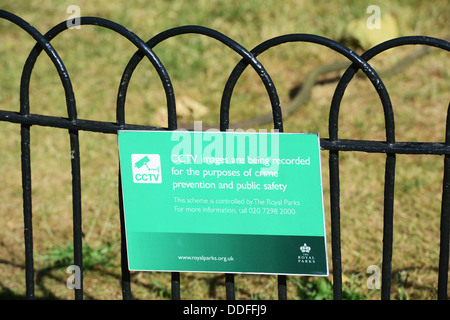 Tvcc segno di avvertimento in Kensington Gardens, Londra, Inghilterra, Regno Unito Foto Stock