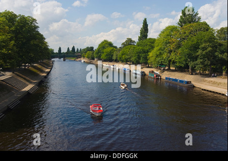 Imbarcazioni da diporto sul fiume Ouse nella città di York North Yorkshire England Regno Unito Foto Stock