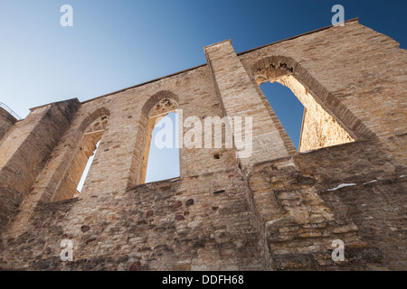 Pareti con finestre gotiche di antico rovinato S. Brigitta convento. Tallinn, Estonia Foto Stock