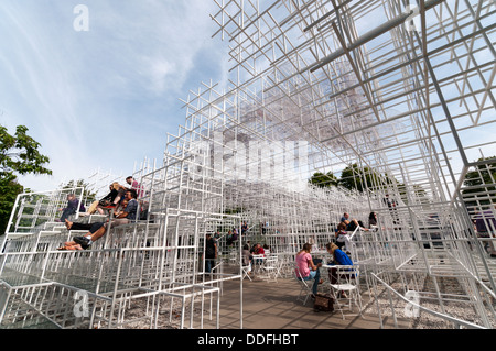 Visitatori godendo il 2013 Serpentine Gallery Estate Pavilion progettato dall'architetto giapponese Sou Fujimoto. Foto Stock