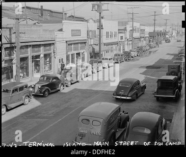 Una vista della strada principale di Terminal Island a San Pedro, California, che mostra l'area sul lungomare del porto di Los Angeles. Foto Stock
