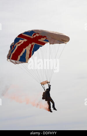 Bournemouth, Regno Unito domenica 1 settembre 2013. Le Tigri Freefall paracadute Team di visualizzazione eseguire il giorno finale del Bournemouth Air Festival 2013. Foto Stock